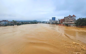 Nước sông vượt đỉnh lũ lịch sử năm 1986, người dân Cao Bằng trắng đêm sơ tán