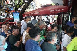 Xếp hàng từ sáng sớm chờ mua vàng giá 138 triệu đồng/lượng: Chuyên gia cảnh báo