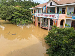Trường học ở Nghệ An hoang tàn sau bão, thầy cô bơi thuyền đến trường