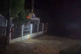 Dùng xe cẩu cứu người dân xứ Thanh thoát khỏi dòng lũ tử thần trong đêm