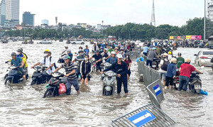 Đường vẫn ngập ngang gối, dân Hà Nội chen chúc dắt xe lội nước đi làm từ sớm