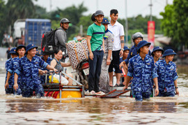 2 ngày Hà Nội ngập nặng: Bài toán hạ tầng thoát nước đến bao giờ mới giải?