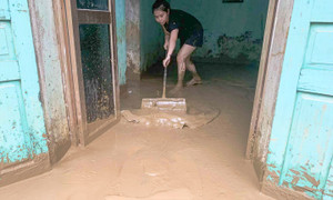 Bùn ngập nửa mét sau lũ, người Lào Cai oằn mình dọn dẹp