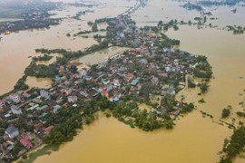 Nước sông Bùi vượt báo động 3, nhiều xã ngoại thành Hà Nội chìm trong biển nước