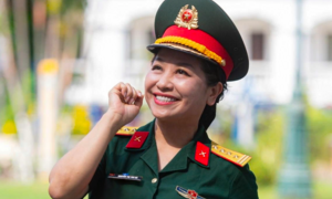 Nữ NSND mang hàm Đại tá, có bằng tiến sĩ, hiện là Giám đốc nhà hát