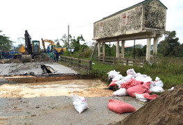 Hàng trăm người mang đất, đá 'vá' đê sông Vinh