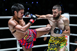 Hạ gục 'Vua cùi chỏ' muay Thái, võ sĩ Belarus phải xin lỗi vì bài học nhớ đời