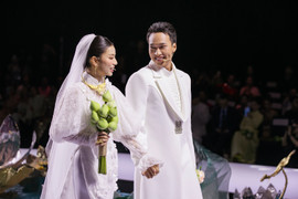 Cảnh đám cưới trên sàn diễn của Bình và Hồng phim 'Mưa đỏ' gây sốt