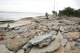 Triều cường trong bão số 10 cày nát bờ biển du lịch nổi tiếng ở Huế