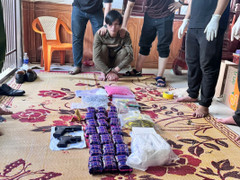 Bắt gã đàn ông tàng trữ 14kg ma túy và 2 khẩu súng quân dụng