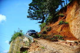 Đất đá đổ ào xuống đường, người Đà Lạt 'nín thở' mỗi khi qua lại