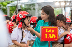 100% học sinh lớp 1 nhận miễn phí mũ bảo hiểm đạt chuẩn