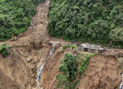 30m quốc lộ nối Lai Châu - Lào Cai bị cuốn trôi