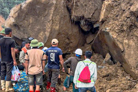 Tìm thấy xe bán tải chở 3 người đàn ông bị đất đá vùi lấp ở Lào Cai