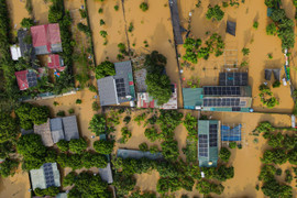 Sông Hồng dâng nước lớn, bủa vây khu dân cư ven bờ