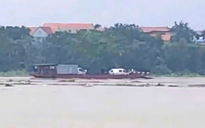 Nước lũ cuồn cuộn đổ về, chủ phà vẫn cố tình chở khách qua sông Hồng