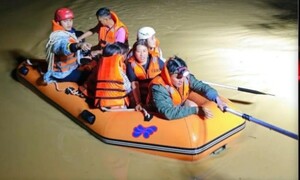 Hai cậu cháu qua cầu bị lũ cuốn trôi, cháu bơi được vào bờ, cậu mất tích