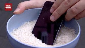 Dùng gạo 'cứu' điện thoại rơi nước: Sai lầm có thể dẫn tới hậu quả xấu nhất