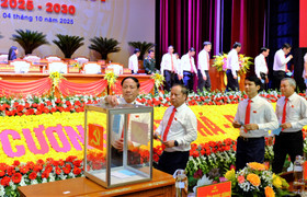 Đại biểu Đại hội Đảng bộ tỉnh Gia Lai quyên góp ủng hộ đồng bào vùng bão lũ 