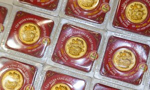 Giá vàng hôm nay 2/10: Tiếp tục trụ trên mức cao 