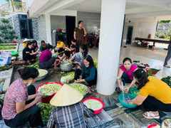 Cùng nhau nấu cơm, gói bánh cứu trợ bà con vùng lũ Nghệ An