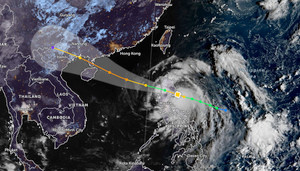 Bão số 11 Matmo thành cuồng phong khi vào biển Đông, gió giật 125 km/h