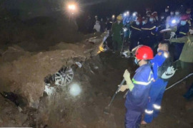 Xe bán tải bị đất đá vùi lấp ở Lào Cai: Tìm thấy 2 nạn nhân tử vong