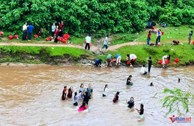 Thắt lòng nhìn 400 học trò ra suối tắm mỗi chiều, thầy hiệu trưởng ước một điều