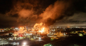 Khoảnh khắc nhà máy lọc dầu ở California nổ như ‘bom nguyên tử'