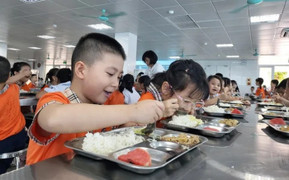 Hà Nội lập đoàn kiểm tra đột xuất bữa ăn bán trú sau ồn ào rau 'phù phép'