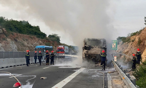 Xe khách cháy rụi trên cao tốc Cam Lâm - Nha Trang, 30 hành khách thoát thân