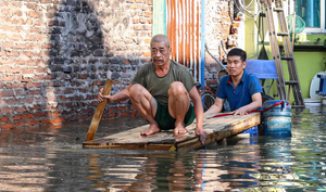 Khó tin cảnh dân Hà Nội sống khổ sở giữa 'biển nước' 5 ngày chưa rút