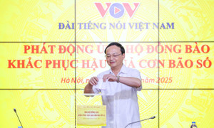 Đài Tiếng nói Việt Nam ủng hộ đồng bào bị thiệt hại do bão số 10