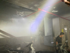 Cháy chung cư mini 8 tầng trong đêm, nhiều người lao lên tầng thượng thoát thân