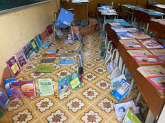 Trường bán trú ở Lào Cai ngập bùn đất, học trò bật khóc nhìn trang giấy nhòe nát