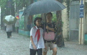 Lo ngại mưa to do bão số 11, một số trường ở Hà Nội chuyển sang học trực tuyến