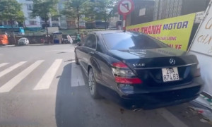 Ô tô Mercedes đỗ sai trên phố cổ Hà Nội, người dân phản ánh tới Cục trưởng CSGT