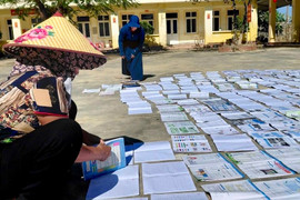 Giáo viên phơi từng trang sách, sốt ruột đón học sinh trở lại trường sau bão