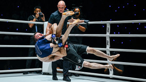 Cao thủ MMA Nga nhấc bổng võ sĩ Mỹ ném xuống sàn, giành chiến thắng ngoạn mục