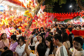 Biển người chen chân trên phố Hàng Mã đón Trung thu sớm 