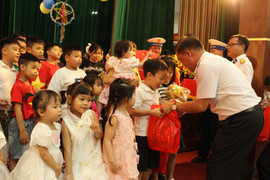 Đêm Hội trăng rằm 'Bố ở Nhà giàn – Con ở nhà có bạn'