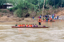 Cầu bị lũ cuốn trôi, hơn 200 học sinh đi thuyền bám dây cáp vượt suối đến trường