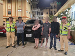 Tài xế bán tải hùng hổ lao xuống đấm tài xế xe tải sau va chạm giao thông