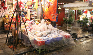 Phố Hàng Mã ảm đạm, tiểu thương vội vã bê đồ tránh mưa đêm Trung thu