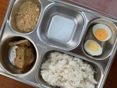Suất cơm bán trú 25.000 đồng cho học sinh tiểu học 'dậy sóng' mạng xã hội
