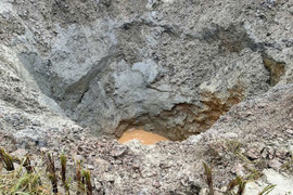 Hố sụt rộng 100m² bất ngờ xuất hiện ở Tuyên Quang