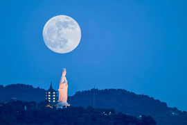 Dân mạng đồng loạt khoe ảnh siêu trăng đẹp mê hồn trong đêm Trung thu 2025