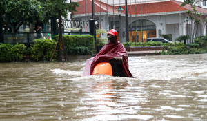 Trực tiếp: Mưa xuyên đêm, nhiều tuyến đường Hà Nội ngập sâu từ sáng sớm