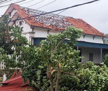 Lốc xoáy quật đổ tường, trụ điện ở Hải Phòng