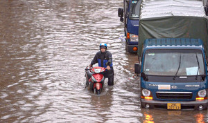 Đường phố ngập sâu, người Hà Nội bì bõm lội nước đi làm rồi bất lực quay về